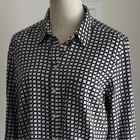 GAP Black and White Geometric Button Down Shirt, size Medium - Picture 5 of 12